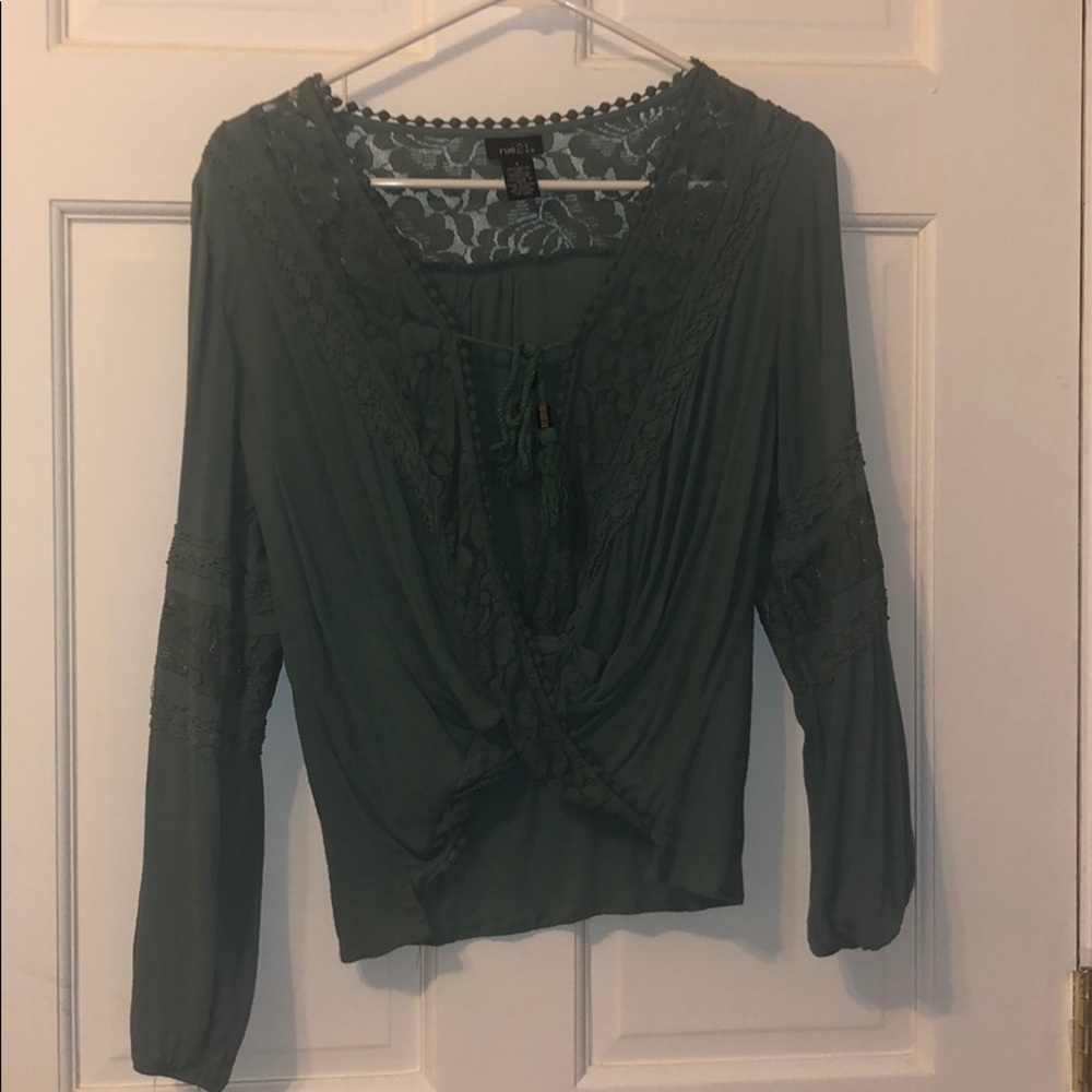 Long sleeve with intricate designs